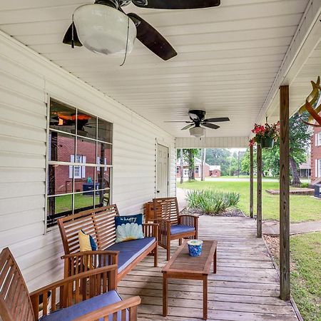 Delightful Retreat With Fireplace And Large Yard! 外观 照片