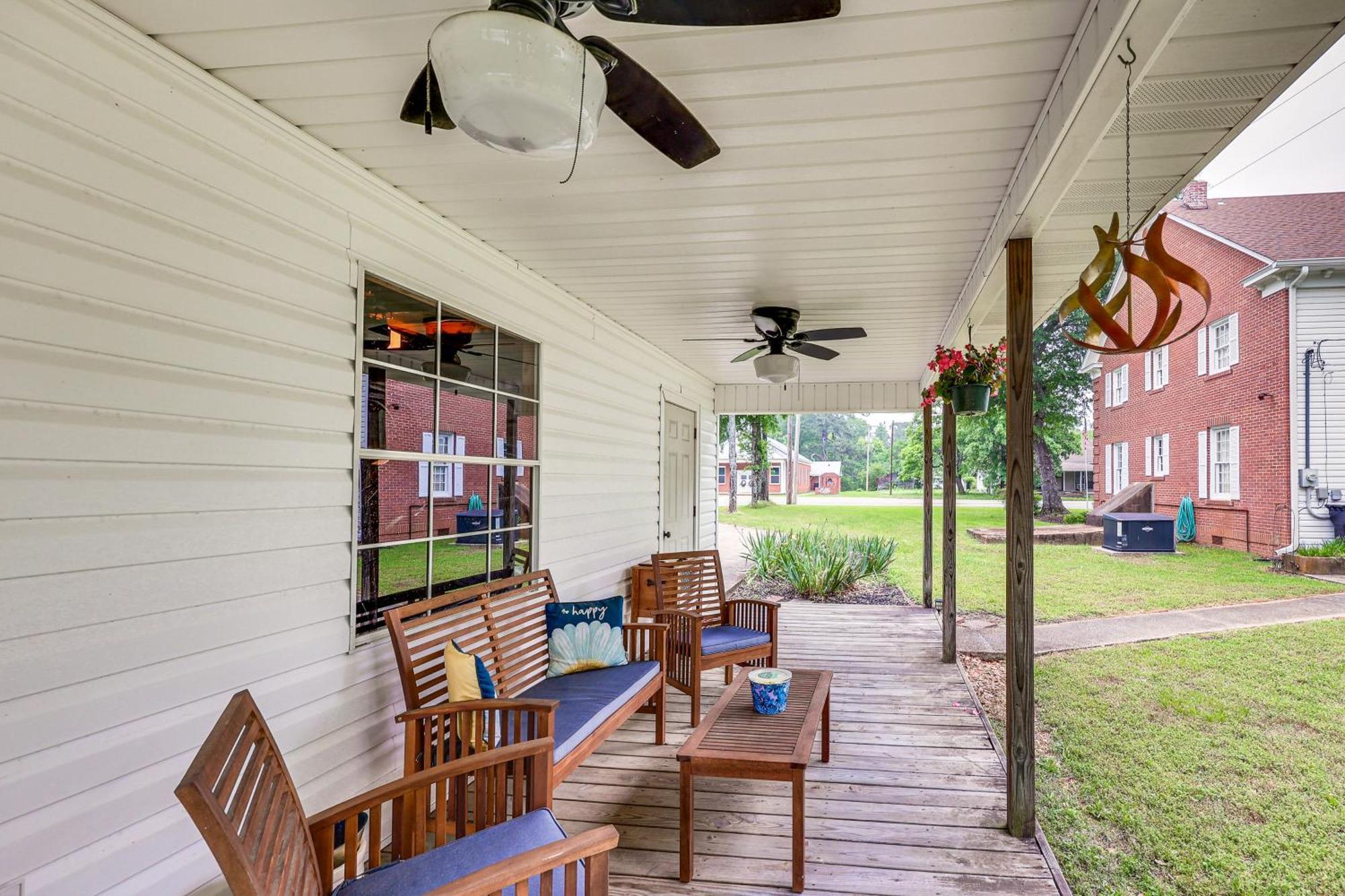 Delightful Retreat With Fireplace And Large Yard! 外观 照片