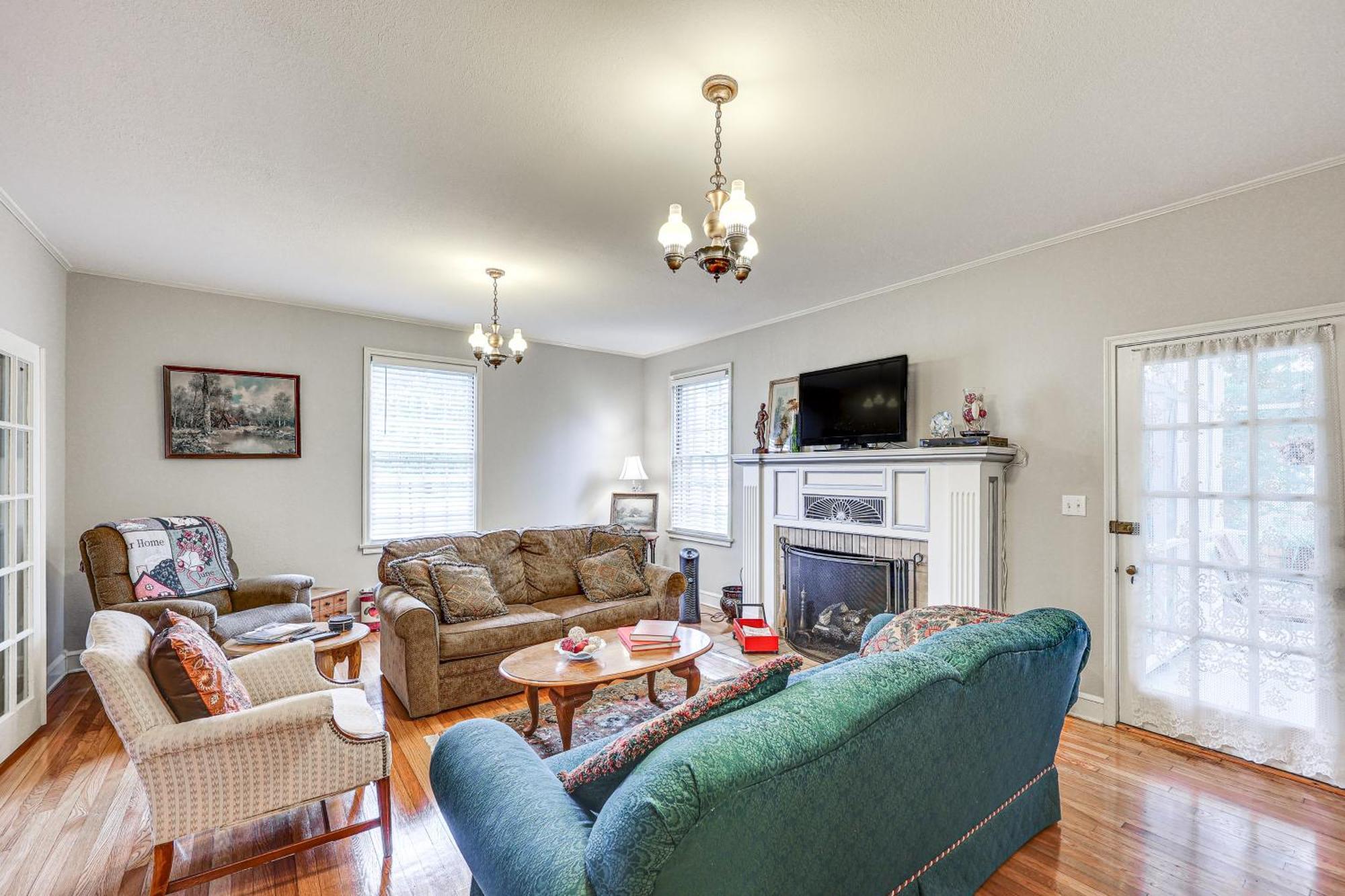 Delightful Retreat With Fireplace And Large Yard! 外观 照片