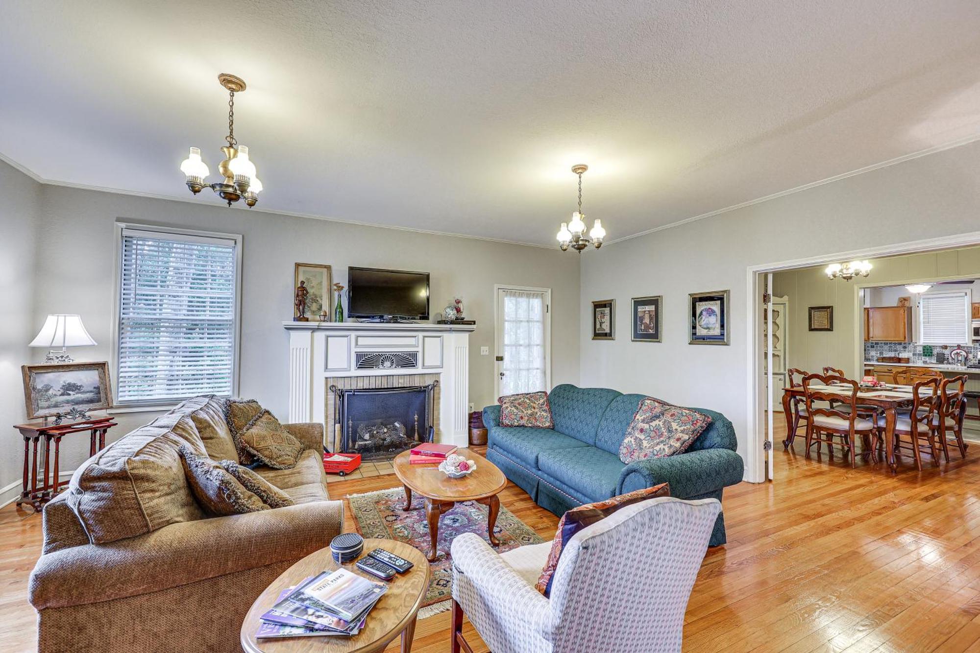 Delightful Retreat With Fireplace And Large Yard! 外观 照片