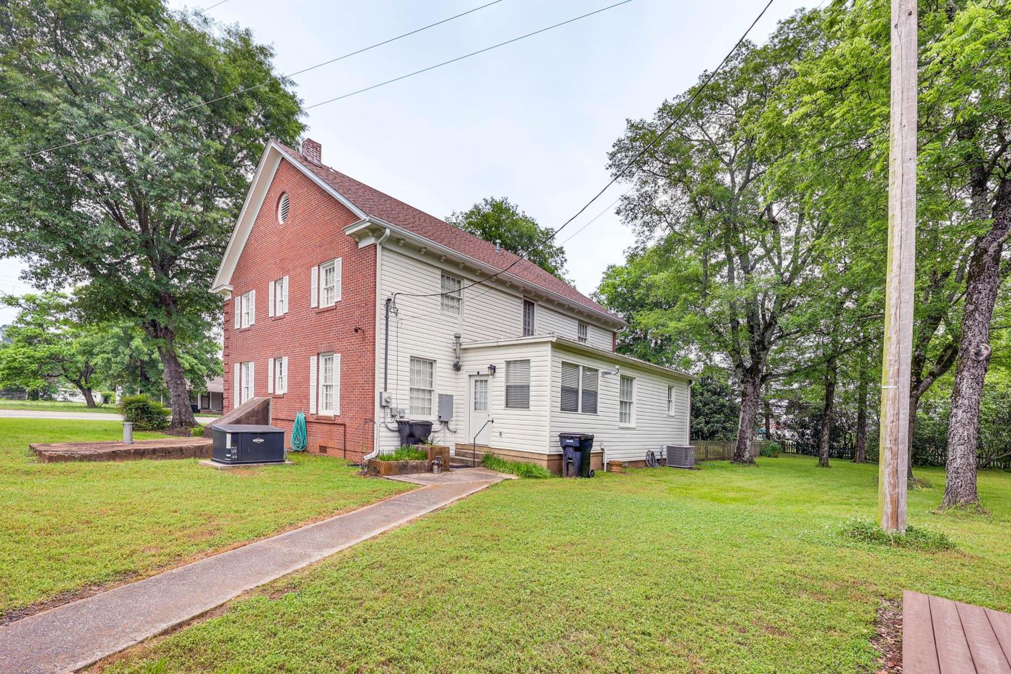 Delightful Retreat With Fireplace And Large Yard! 外观 照片
