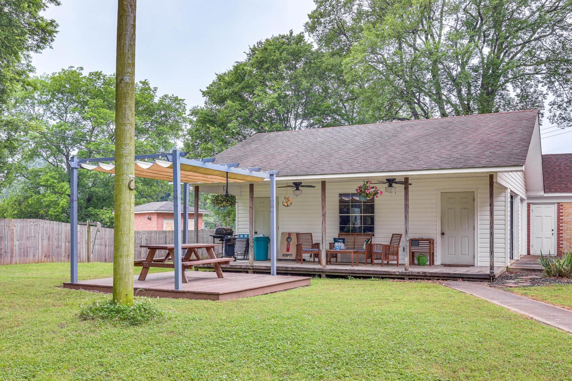 Delightful Retreat With Fireplace And Large Yard! 外观 照片