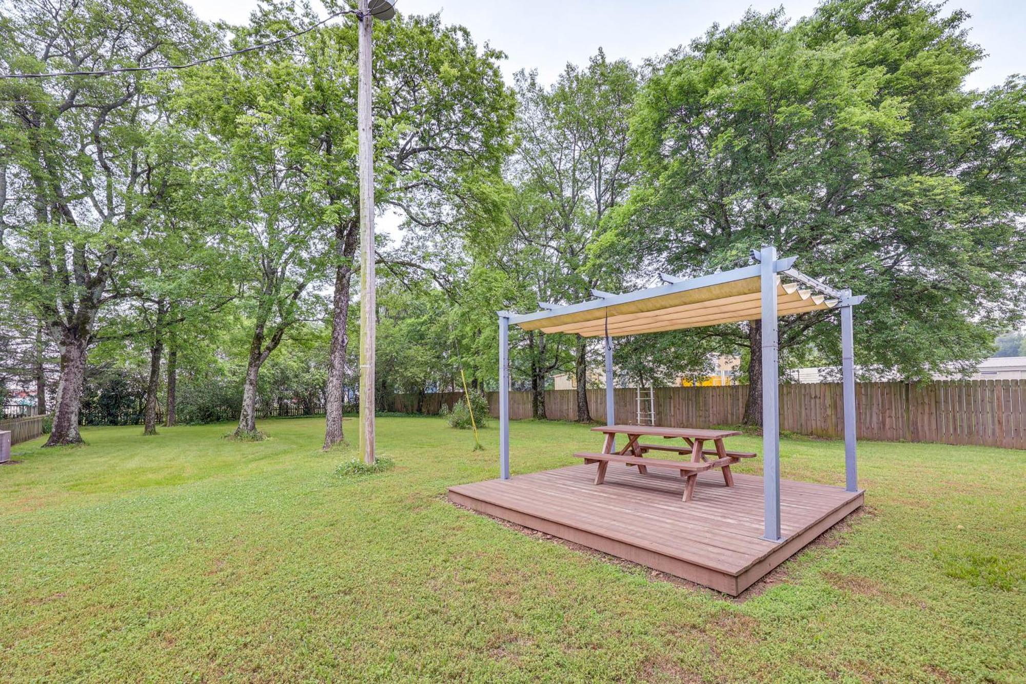 Delightful Retreat With Fireplace And Large Yard! 外观 照片