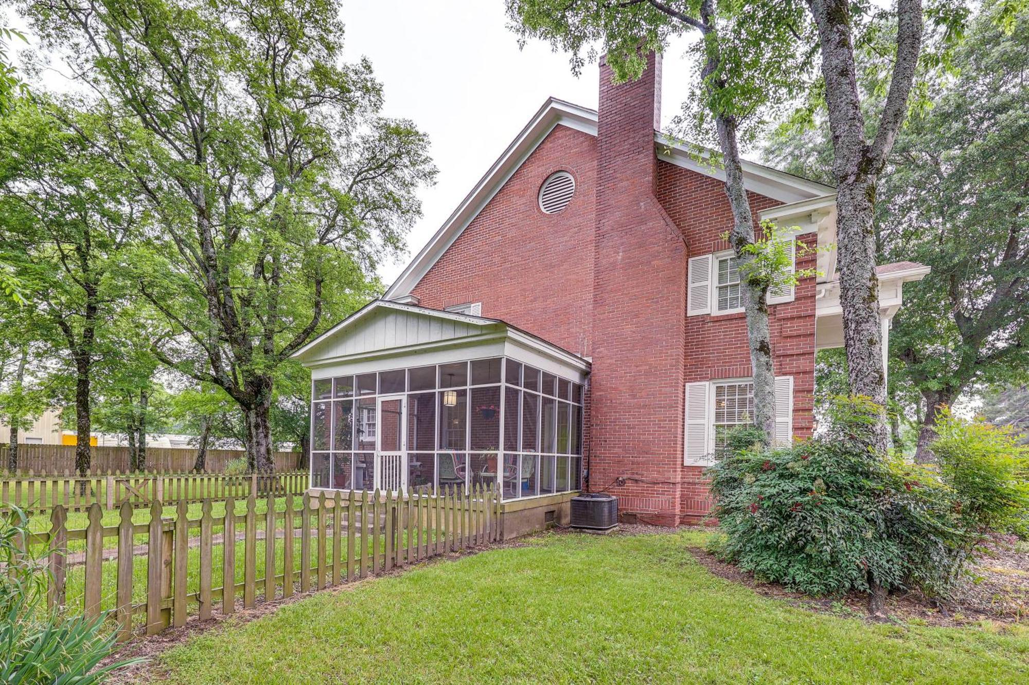 Delightful Retreat With Fireplace And Large Yard! 外观 照片