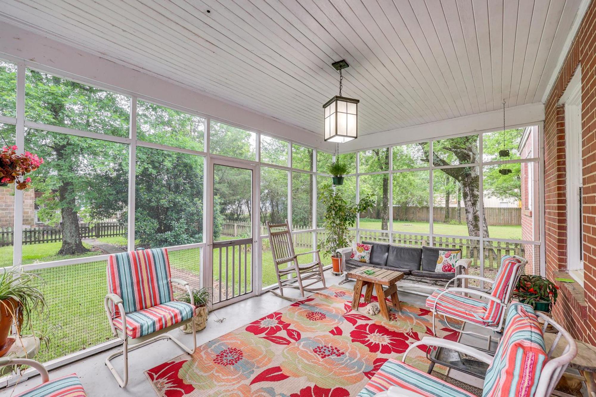 Delightful Retreat With Fireplace And Large Yard! 外观 照片