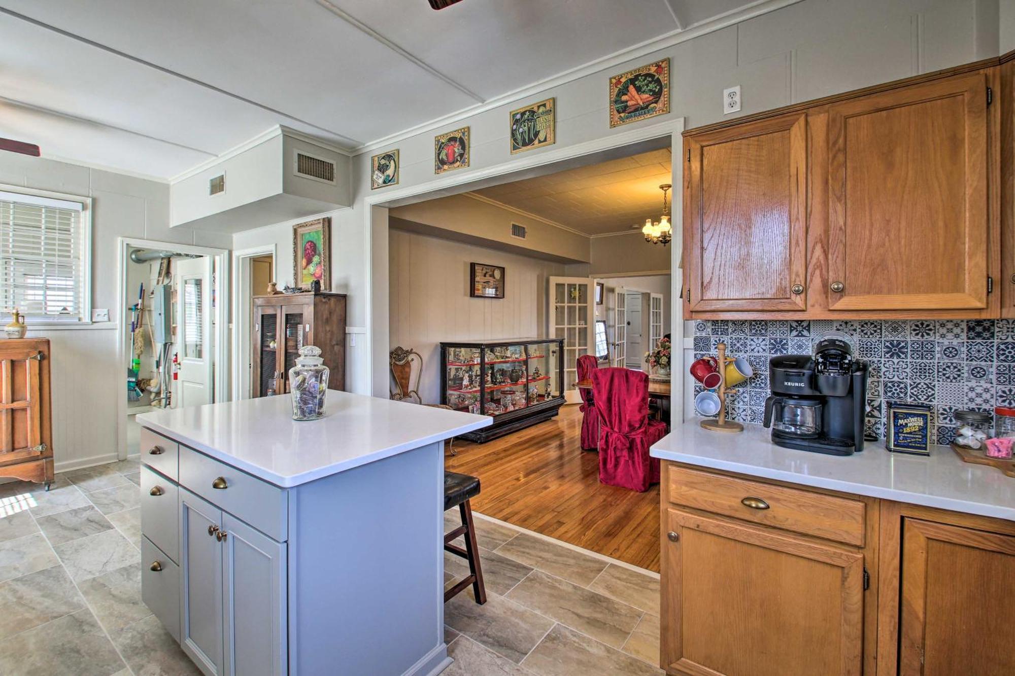 Delightful Retreat With Fireplace And Large Yard! 外观 照片