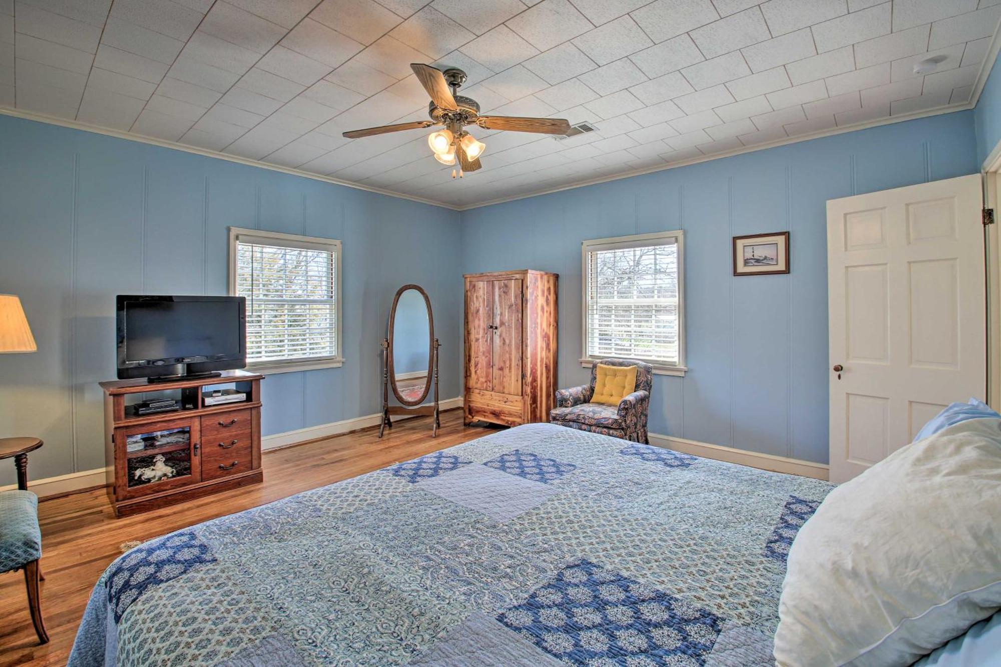 Delightful Retreat With Fireplace And Large Yard! 外观 照片