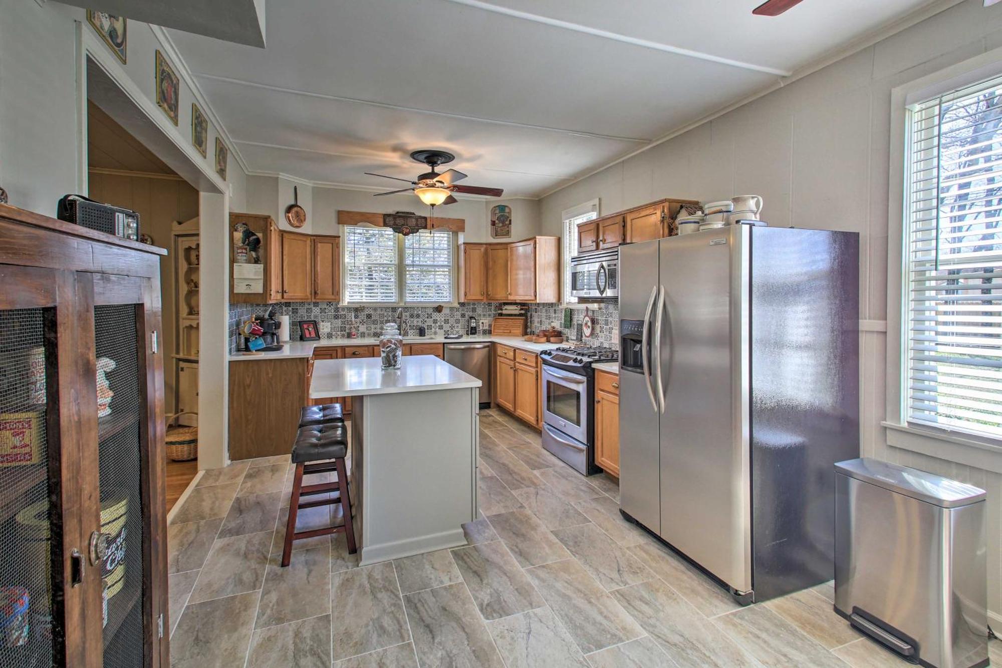 Delightful Retreat With Fireplace And Large Yard! 外观 照片