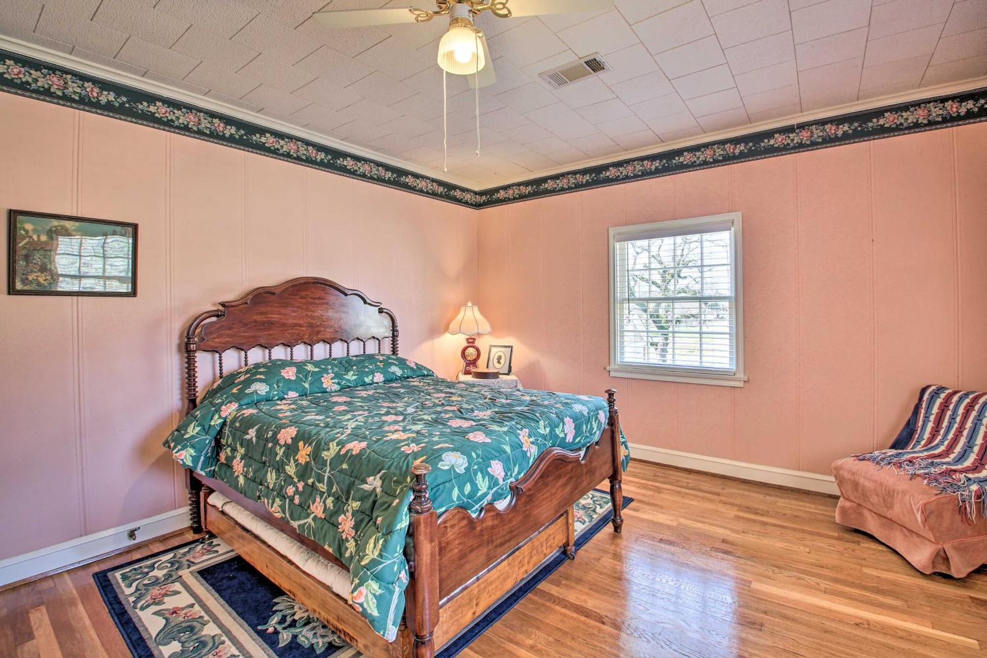 Delightful Retreat With Fireplace And Large Yard! 外观 照片