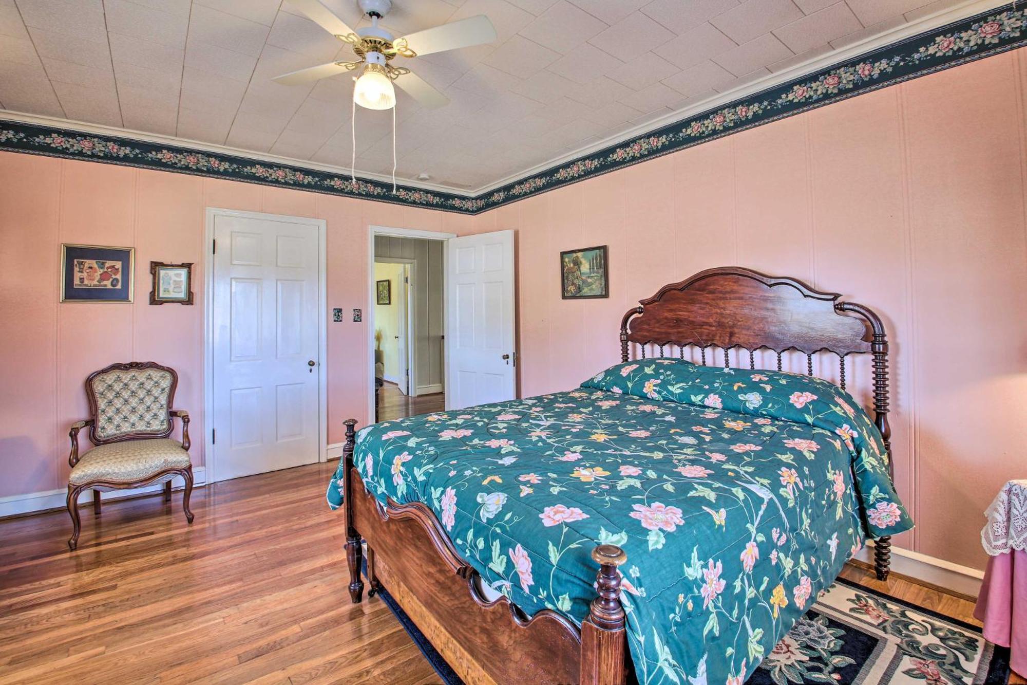 Delightful Retreat With Fireplace And Large Yard! 外观 照片