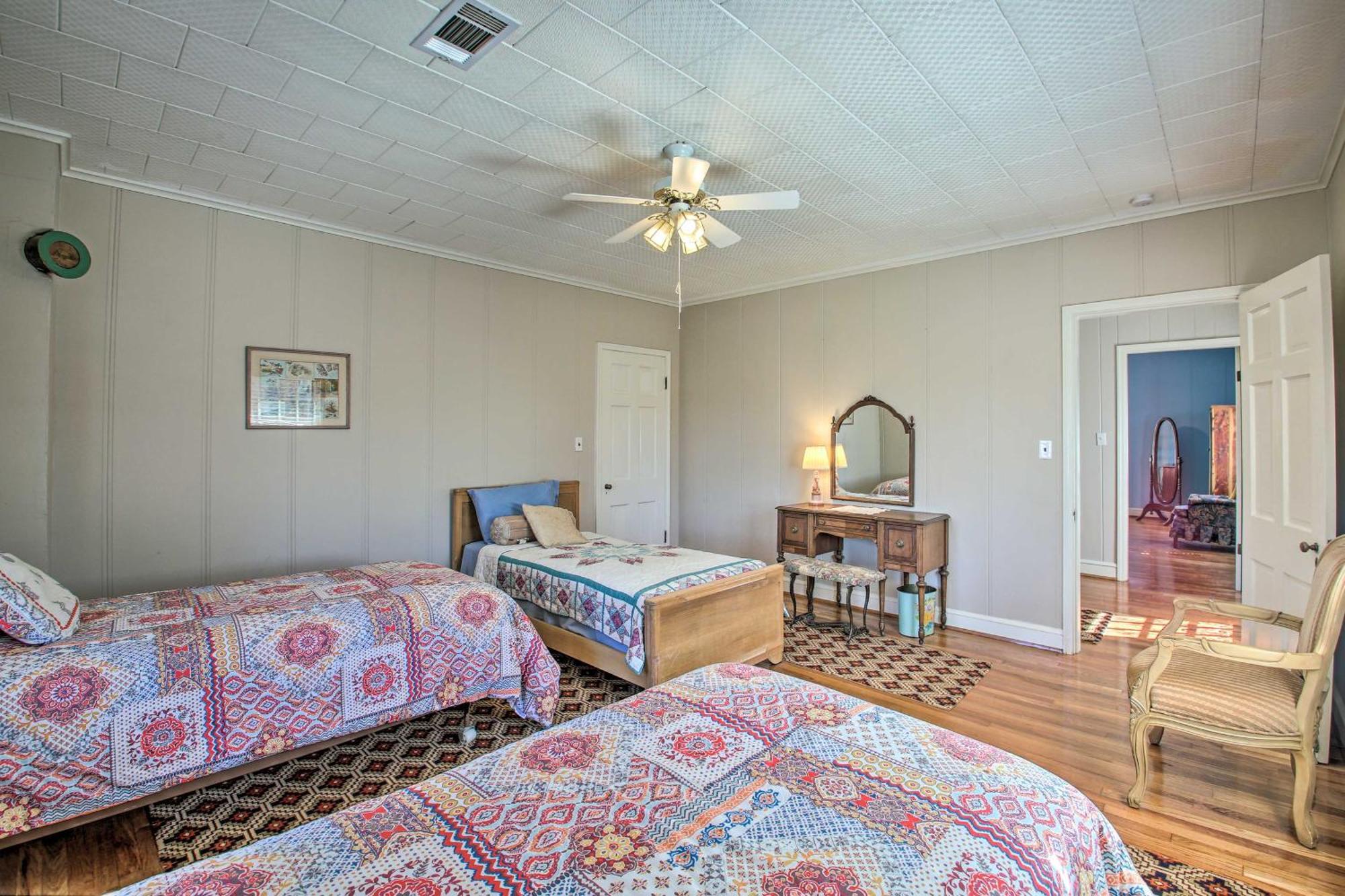 Delightful Retreat With Fireplace And Large Yard! 外观 照片