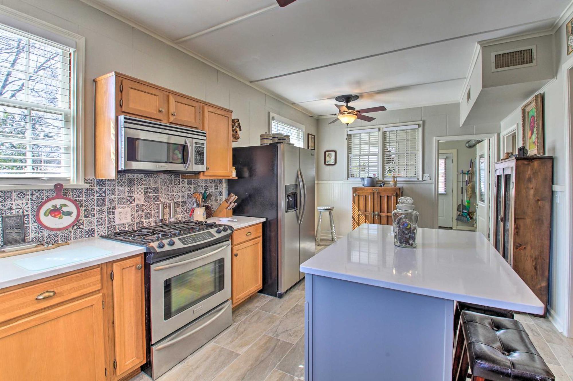 Delightful Retreat With Fireplace And Large Yard! 外观 照片