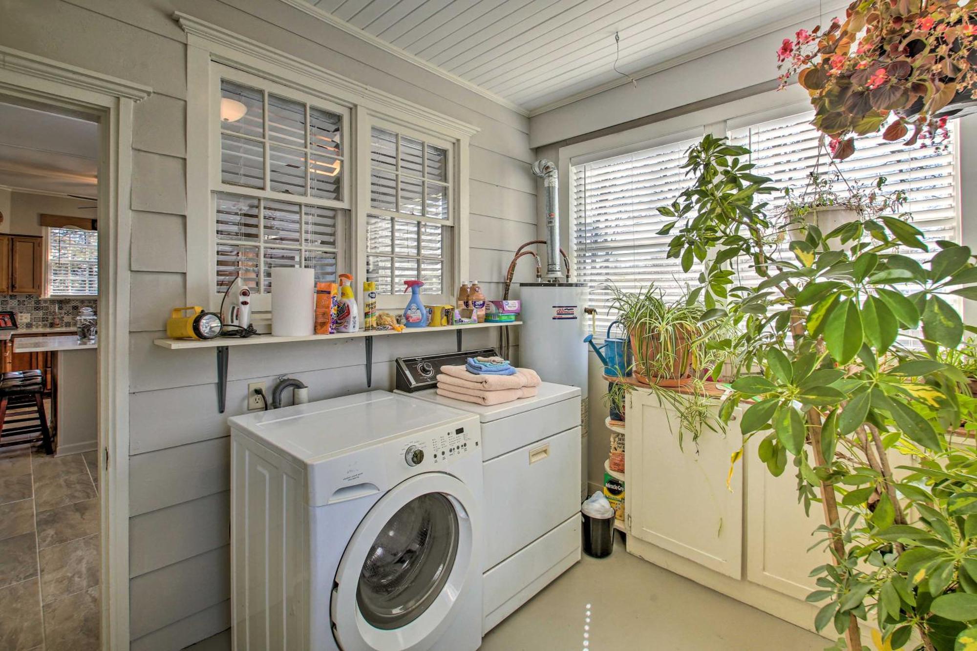 Delightful Retreat With Fireplace And Large Yard! 外观 照片